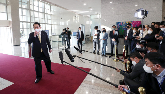 윤석열 대통령이 지난 18일 서울 용산 대통령실 청사로 출근, 기자들과 질의응답을 마친 뒤 집무실로 향하고 있다. 대통령실통신사진기자단=연합뉴스